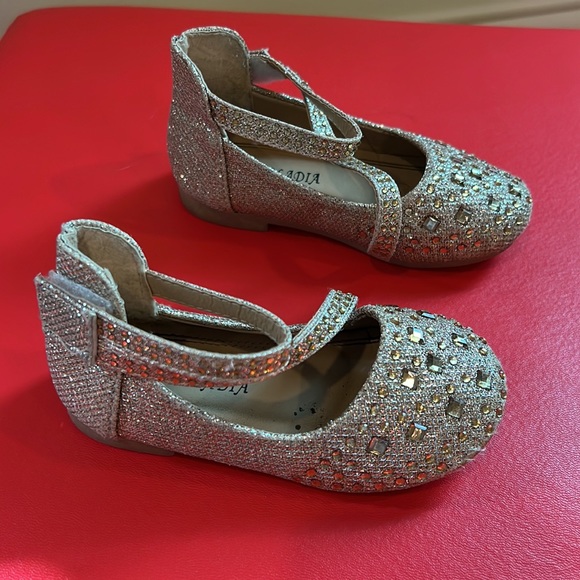 Size 7 gold shoes - Picture 2 of 5